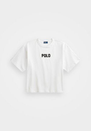 Witte katoenen t-shirt met korte mouwen, voorzien van een zwart geborduurd "POLO" logo op de voorkant. Eenvoudig, boxy ontwerp.