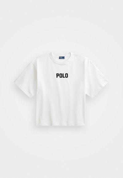Balta kokvilnas T-krekls ar īsām piedurknēm, ar melnu izšūtu "POLO" logo priekšpusē. Vienkāršs, kvadrātveida dizains.