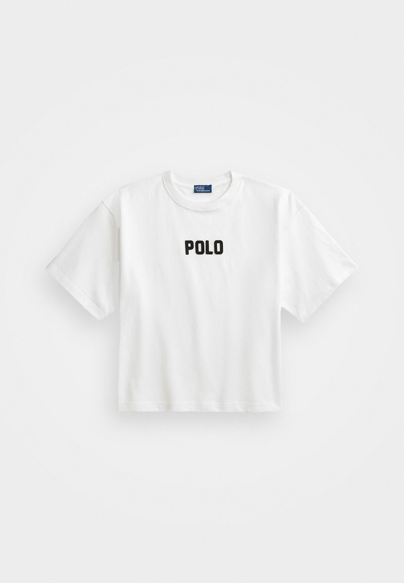 Weißes Baumwoll-T-Shirt mit kurzen Ärmeln, das auf der Vorderseite ein schwarzes gesticktes "POLO"-Logo zeigt. Einfaches, kastiges Design.
