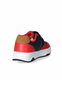 Sneaker caratterizzato da una combinazione di materiali rossi, blu navy e marroni, con una finitura testurizzata, collo imbottito e suola intermedia bianca.