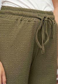 Cloud 5ive MIT WEITEM SCHNITT UND STRUKTUR - Auduma bikses - kh