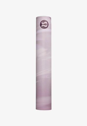 Aufgerollte violette Yogamatte mit einem subtilen wolkenähnlichen Muster und einem runden Logo nahe der Oberseite auf weißem Hintergrund.