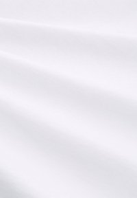 Tela blanca con una textura lisa y ligeramente brillante, que presenta sutiles ondulaciones; ligera y flexible, sin ningún patrón discernible.