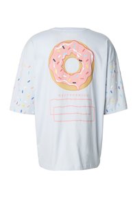 Jasnoniebieski bawełniany t-shirt z dużym różowym nadrukiem pączka na plecach, ozdobionym kolorowymi posypkami. Krótkie rękawy, luźny krój, minimalne oznaczenia marki.