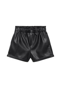 Svarta faux lädershorts med bred elastisk midja, två framfickor och uppvikta ärmkanter. Slät textur och enkel design.