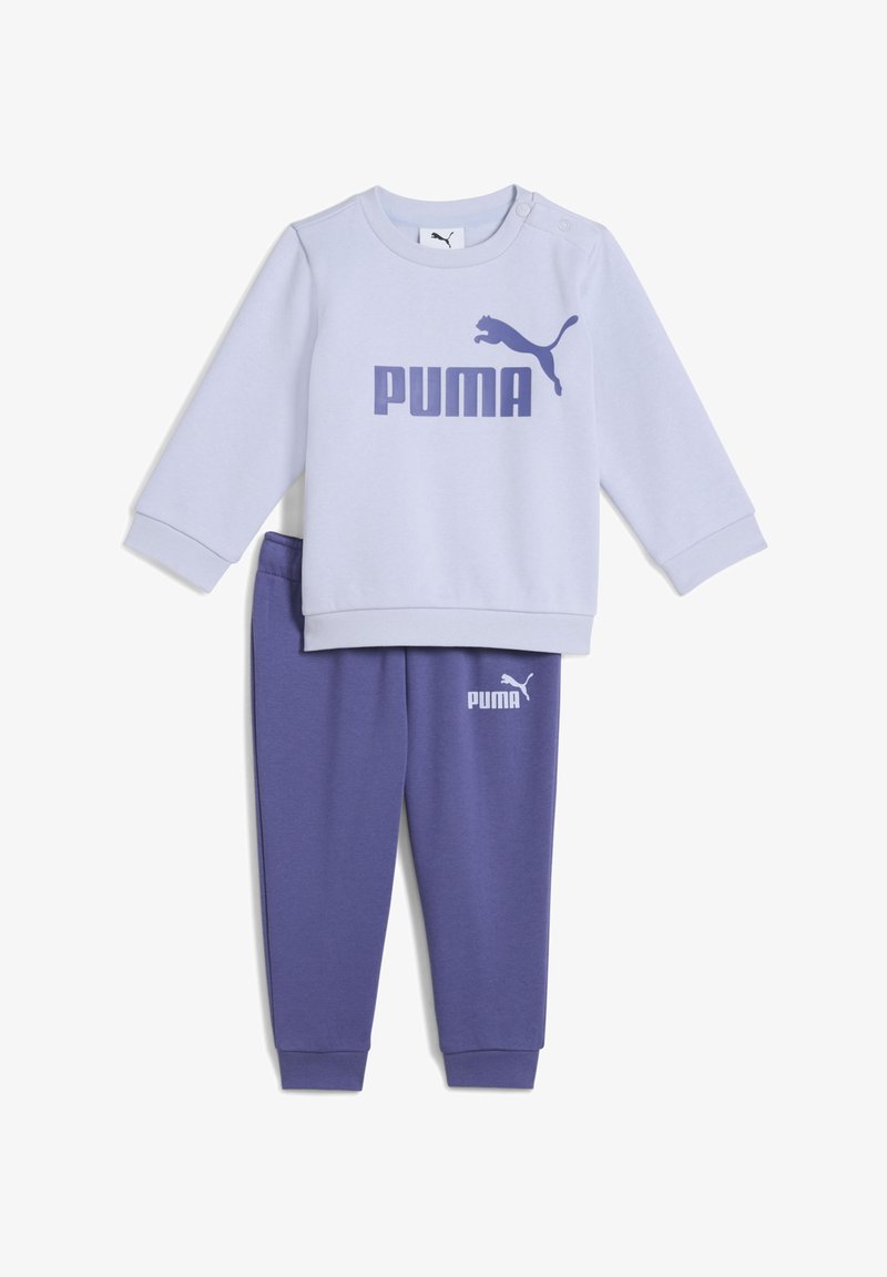 Svijetloplavi dukserica s tamnoplavim "PUMA" logom; u kombinaciji s tamnoplavim hlačama koje imaju mali logo. Mekani materijal.