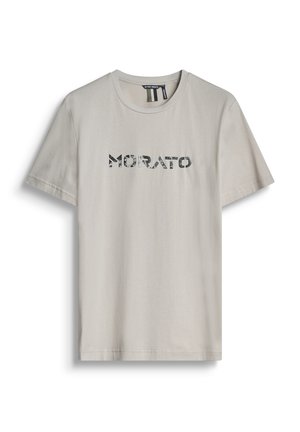 T-shirt grigio chiaro a maniche corte realizzato in cotone morbido. Presenta il testo "MORATO" in un design a motivo sul petto.