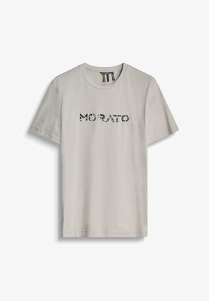 Svijetlosivi majica kratkih rukava od mekog pamuka. Sadrži natpis "MORATO" u uzorčanom dizajnu na prsima.