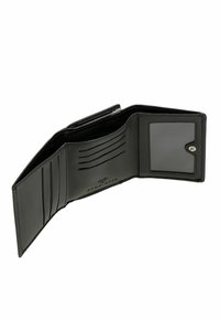 Portafoglio bifold in pelle nera aperto che mostra sei fessure per carte e una tasca trasparente per documenti con chiusura a pressione su sfondo bianco.