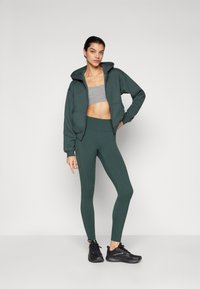 Fabletics COZY FULL ZIP HOODIE - Felpa con zip - everpine