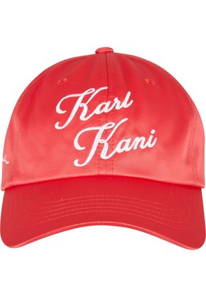 Rød hat lavet af satin stof med hvid broderet tekst, der læser "Karl Kani" på forsiden. Sphinxkrumning med syningsdetaljer.