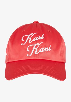 Piros selyem sapka, elöl fehér hímzett "Karl Kani" felirattal. Ívelt karimával és varrási részletekkel.