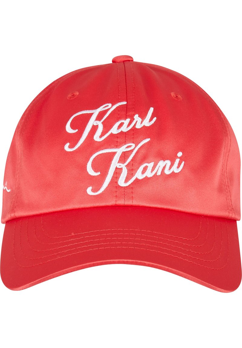 Piros selyem sapka, elöl fehér hímzett "Karl Kani" felirattal. Ívelt karimával és varrási részletekkel.