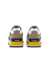 Zapatillas con una combinación de cuero marrón claro, blanco y negro, con una suela amarilla, cuello acolchado y detalles del logo en el talón.