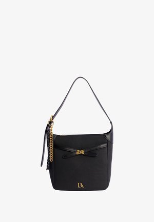 Bolso negro hecho de tela suave con una correa de cuero. Presenta un acento de lazo y herrajes dorados, incluyendo un logo y detalles en cadena.