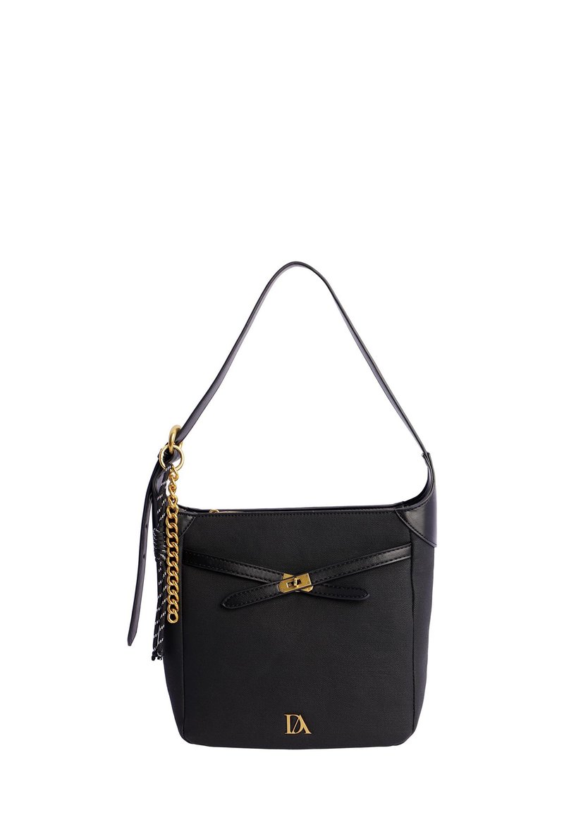 Bolso negro hecho de tela suave con una correa de cuero. Presenta un acento de lazo y herrajes dorados, incluyendo un logo y detalles en cadena.