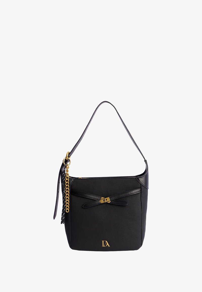 Bolso negro hecho de tela suave con una correa de cuero. Presenta un acento de lazo y herrajes dorados, incluyendo un logo y detalles en cadena.