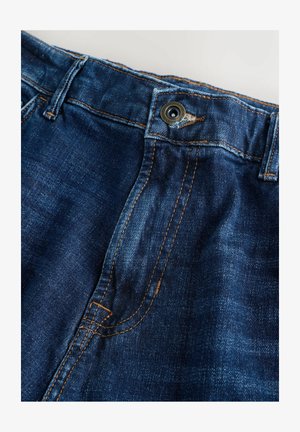 Dunkelblaue Jeans aus Denim mit glatter Textur. Verfügt über orangefarbene Nähte, einen Metallknopf und ein traditionelles Design mit fünf Taschen.