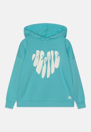 Sudadera con capucha turquesa con el texto blanco distorsionado "BESTIE" formado en forma de corazón en el frente, con mangas largas y un bolsillo frontal.
