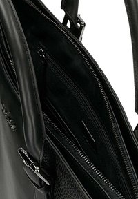 Schwarze Ledertasche mit strukturierter Oberfläche, ausgestattet mit mehreren Reißverschlussfächern und eleganten silbernen Beschlägen. Innenraum ist mit schwarzem Stoff ausgekleidet.
