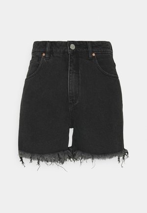 Shorts en denim noir à taille haute, avec un ourlet effiloché et une fermeture à bouton en métal. Comprend des poches avant et un léger délavage du tissu.