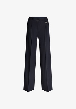 Zwarte high-waisted tailored broek met voorplooien, enkele knoopsluiting, riemlussen en een kleine decoratieve gesp op de tailleband.