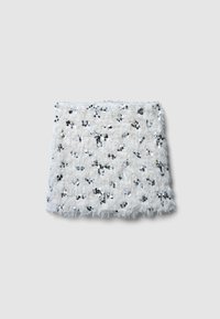 Clutch bianco soffice con paillettes nere e argento, forma rettangolare, texture morbida e bordi sfrangiati che ne aumentano l'aspetto tridimensionale.