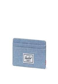 Portafoglio in tessuto blu con quattro slot, una patch con logo bianco e un accentuato a righe sul lato. Texture liscia e forma rettangolare.
