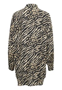 Langærmet skjorte med sort bund, der har et tekstureret zebra print i beige og brune nuancer. Løs pasform. Knapkrave og sideslit.