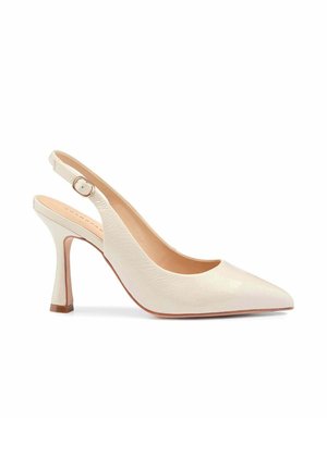 Chaussure à talon haut slingback crème à bout pointu avec un talon fin et incurvé et une bride réglable à boucle dorée.
