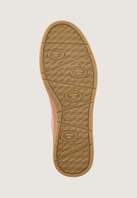 Suola in gomma marrone con una texture ondulata, caratterizzata da motivi circolari e un logo. Lato in rosa brillante, etichettato con la misura 40.