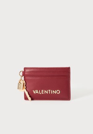 Δερμάτινη θήκη καρτών Red Valentino με χρυσούς χαρακτήρες κλειδιού και λουκέτου προσαρτημένους στην αριστερή πλευρά.