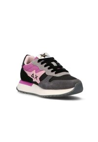 Sneaker basso con pannelli neri, grigi, rosa e viola, lacci neri, suola bianca e logo "ΔX" di lato.