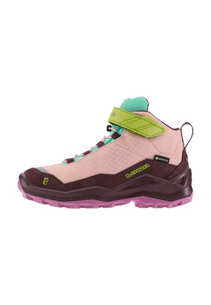 Scarpa da trekking alta per esterni in rosa, verde e viola con cinturino in velcro, etichetta Gore-Tex e suola con battistrada texturizzato.