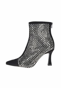 Stivaletto alla caviglia in rete nera con piccoli tasselli a piramide, punta affusolata, tacco kitten e chiusura con zip sul retro.