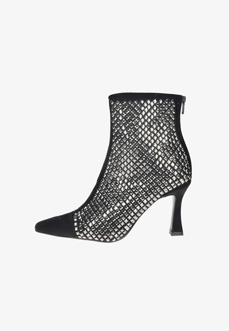 Stivaletto alla caviglia in rete nera con piccoli tasselli a piramide, punta affusolata, tacco kitten e chiusura con zip sul retro.