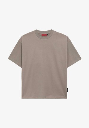 T-maica kratkih rukava, s okruglim izrezom, u svijetlo sivoj boji od pamuka s opuštenim krojem. Ima malu oznaku na rubu. Glatka tekstura.