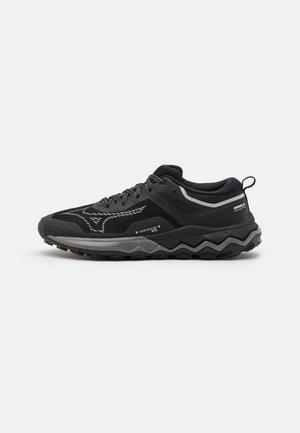 Sort og grå atletisk sneaker med tekstureret sål, mesh-overdel, snørelukning og reflekterende detaljer på hælen og siden.