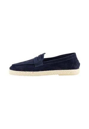 Mocasín de ante azul marino con suela de yute trenzado, que presenta un detalle decorativo de lazo en la parte delantera. Punta redondeada y diseño de bajo perfil.