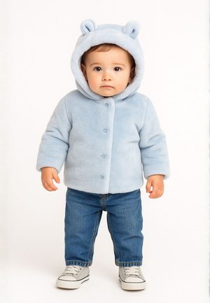 Chaqueta de forro polar azul claro con capucha que presenta orejas de oso, botones a presión y mangas largas, combinada con vaqueros de mezclilla azules y zapatos ligeros.