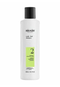 Witte plastic fles van Nioxin shampoo met een zwarte dop, met een groene etikette waarop productinformatie en maten staan, 300 ml.