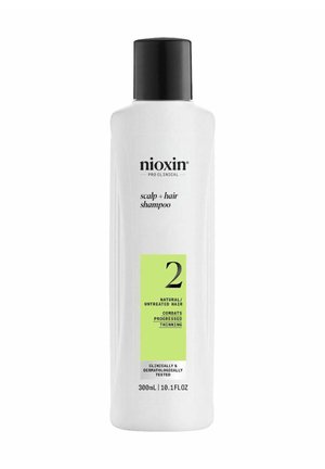 Witte plastic fles van Nioxin shampoo met een zwarte dop, met een groene etikette waarop productinformatie en maten staan, 300 ml.