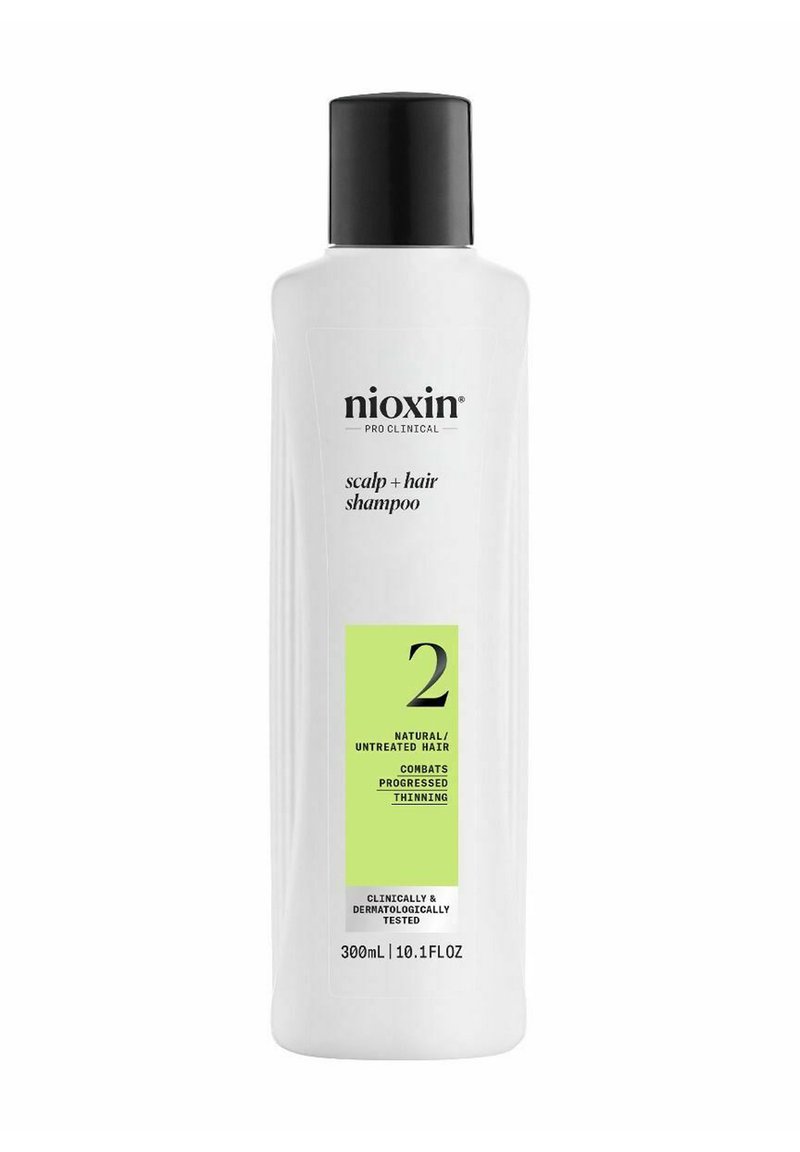 Witte plastic fles van Nioxin shampoo met een zwarte dop, met een groene etikette waarop productinformatie en maten staan, 300 ml.