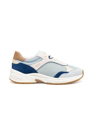 Low-top sneaker met witte, beige en blauwe meshstof, suède accenten en een dikke witte zool met lichtbruine profiel, gezien vanaf de zijkant.