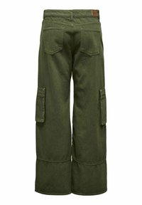 Olijfgroene cargo broek met een wijde pijpdesign, voorzien van twee zijzakken en achterzakken. Gemaakt van een stevige stof met een soepele textuur.