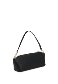 Sac à main rectangulaire noir avec une bandoulière unique, une fermeture éclair dorée et des fermoirs sur fond blanc.