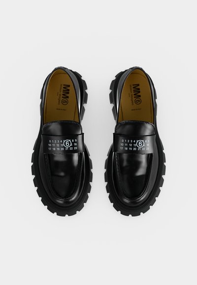 Ζευγάρι μαύρα γυαλιστερά loafers με χοντρούς πάτους, σχεδιασμός με αριθμούς στα λουράκια και ταμπά εσωτερικές σόλες με την ένδειξη MM6 Maison Margiela.
