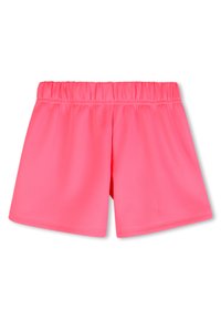 Ροζ αθλητικό σορτς με ελαστική μέση, απαλό ύφασμα και άνετη εφαρμογή. Το τελείωμα φτάνει ακριβώς πάνω από το γόνατο χωρίς επιπλέον λεπτομέρειες.