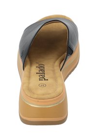 Infradito neri con punta aperta, suola interna imbottita di colore beige e suola esterna marrone chiaro. Presentano una superficie liscia e un logo discreto.