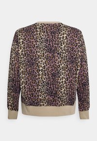 Svetr s leopardím vzorem v odstínech fialové, béžové a černé; má žebrované manžety a lem. Měkká látka s volným střihem a kulatým výstřihem.